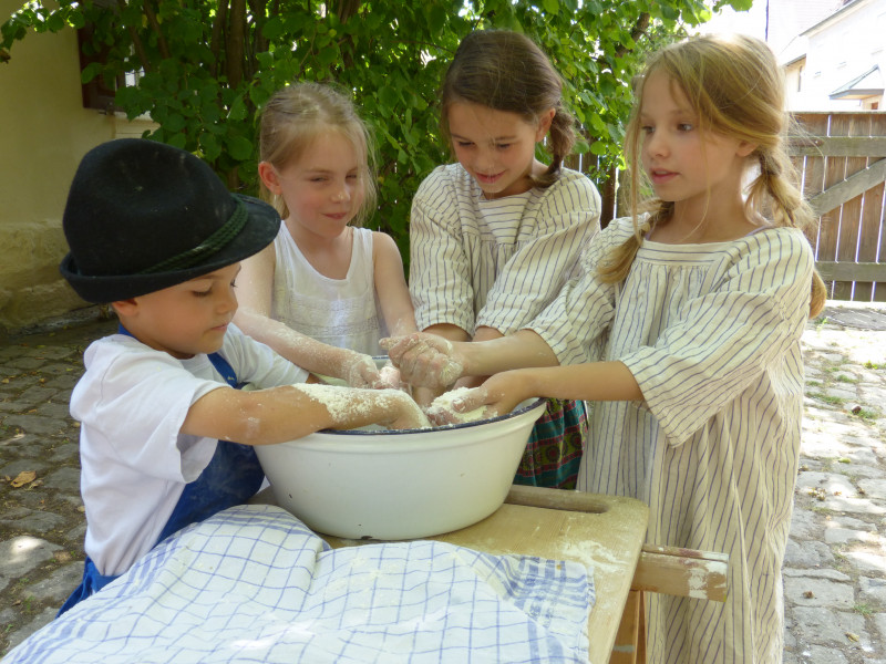 Kinder kneten Brotteig